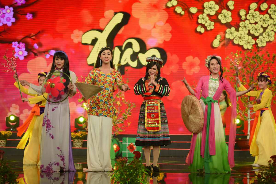 Thụy Mười say rượu, sàm sỡ Tú Sương trong tiểu phẩm hài ảnh 6