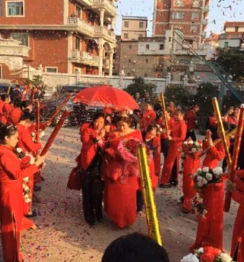 thuc hu dam cuoi tram ty, tang hoi mon may bay hinh anh 5