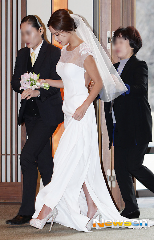 Hwang Jung Eum khéo khoe nhẫn kim cương - vật đính ước giữa cô và chồng.