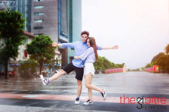 “Lúc đó, mình vừa chia tay người yêu. Công Minh thấy mình hay đăng những status buồn và đã chủ động inbox nói chuyện. Từ đó, chúng mình trò chuyện với nhau nhau facetime, rồi hẹn hò đi xem phim, ăn uống”, Thanh Thanh chia sẻ.