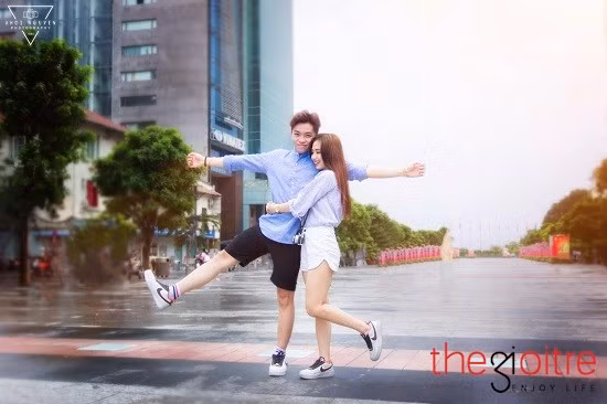 “Lúc đó, mình vừa chia tay người yêu. Công Minh thấy mình hay đăng những status buồn và đã chủ động inbox nói chuyện. Từ đó, chúng mình trò chuyện với nhau nhau facetime, rồi hẹn hò đi xem phim, ăn uống”, Thanh Thanh chia sẻ.