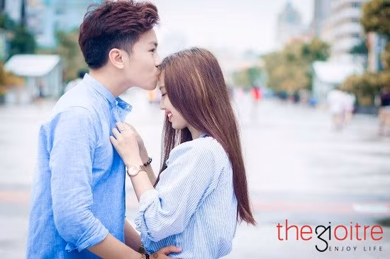 Minh kém Thanh Thanh 1 tuổi, tuy nhiên, cô nàng thổ lộ: “Công Minh tuy nhỏ tuổi hơn nhưng rất chững chạc, đặc biệt trong cách suy nghĩ. Dường như trước hành động gì, em đều nhờ Minh quân sư rồi mới dám quyết định”.
