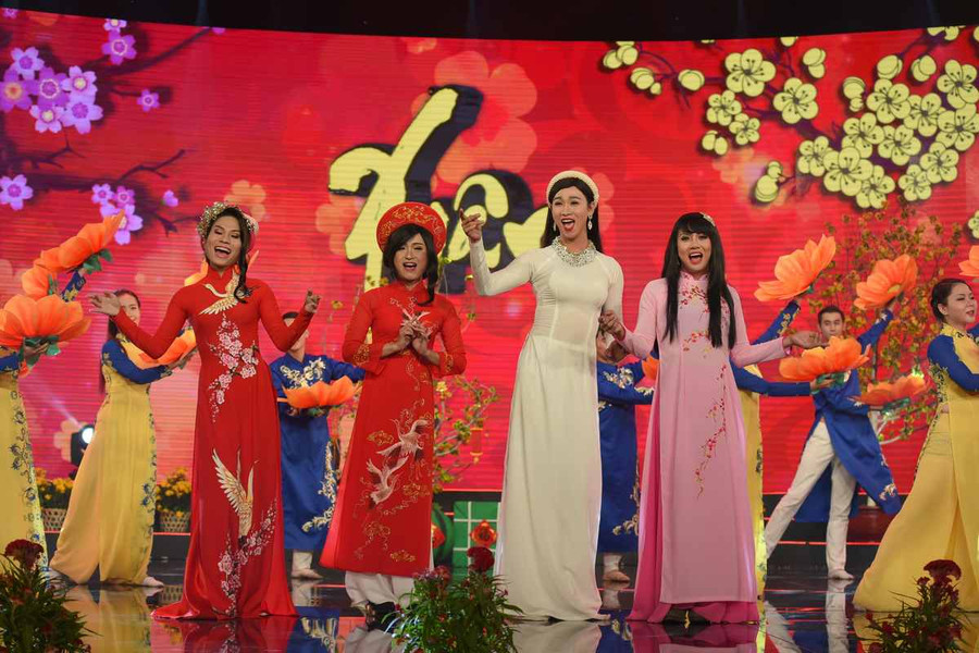 Thụy Mười say rượu, sàm sỡ Tú Sương trong tiểu phẩm hài ảnh 7