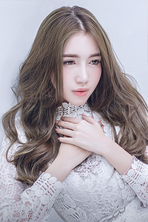 Ánh mắt lôi cuốn của Elly Trần.