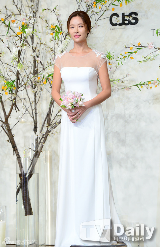 "Như bất kỳ người phụ nữ nào, tôi thực sự hồi hộp trước giây phút trọng đại của đời người", cô chia sẻ khi trò chuyện với phóng viên. Chiếc váy vải trơn với phần xuyên thấu phía trên tôn vẻ dịu dàng của kiều nữ Hàn Quốc.