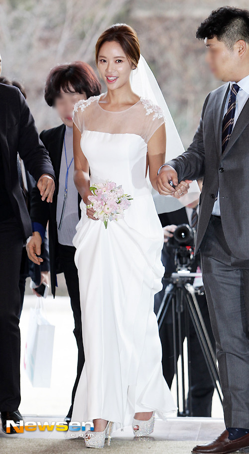 Theo Newsen, chiều 26/2, Hwang Jung Eum tổ chức tiệc cưới tại khách sạn Shilla (Seoul) với tay golf nổi tiếng Lee Young Don. Nữ diễn viên sinh năm 1985 trong trang phục cô dâu đã dành hơn 10 phút giao lưu cùng phóng viên trước giờ tổ chức.