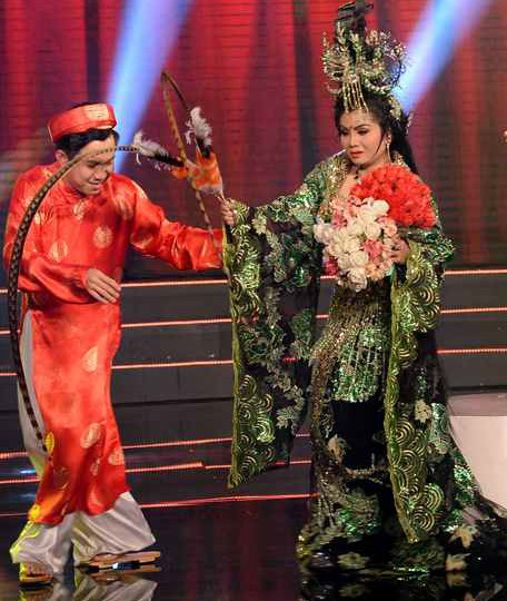 Thụy Mười say rượu, sàm sỡ Tú Sương trong tiểu phẩm hài ảnh 5