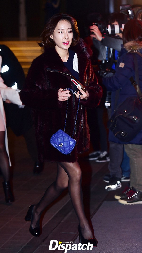 Nữ ca sĩ Ye Won Han có mặt trong ngày vui của bạn. Cô cùng Jung Eum từng là thành viên của nhóm Sugar thời mới khởi nghiệp. Park Soo Jin (vợ Bae Yong Joon) cũng thuộc nhóm nhạc nhưng không thể có mặt.