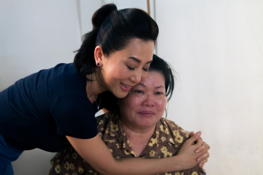 MC xúc động trước những số phận bất hạnh. Ảnh: Hưng Đỗ MC xúc động trước những số phận bất hạnh. Ảnh: Hưng Đỗ