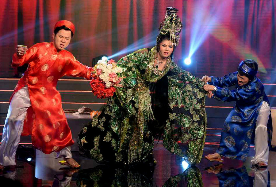 Thụy Mười say rượu, sàm sỡ Tú Sương trong tiểu phẩm hài ảnh 2