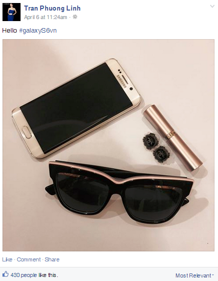  Phương Linh khoe kính mát đen viền, thỏi son vàng ánh kim, hoa tai Chanel và Galaxy S6 edge trắng ngọc trai.