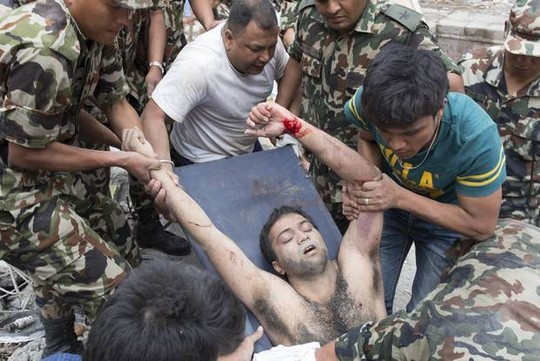 Một người đàn ông được kéo ra khỏi đống đổ nát ở TP Kathmandu. Ảnh: New York Times Một người đàn ông được kéo ra khỏi đống đổ nát ở TP Kathmandu. Ảnh: New York Times