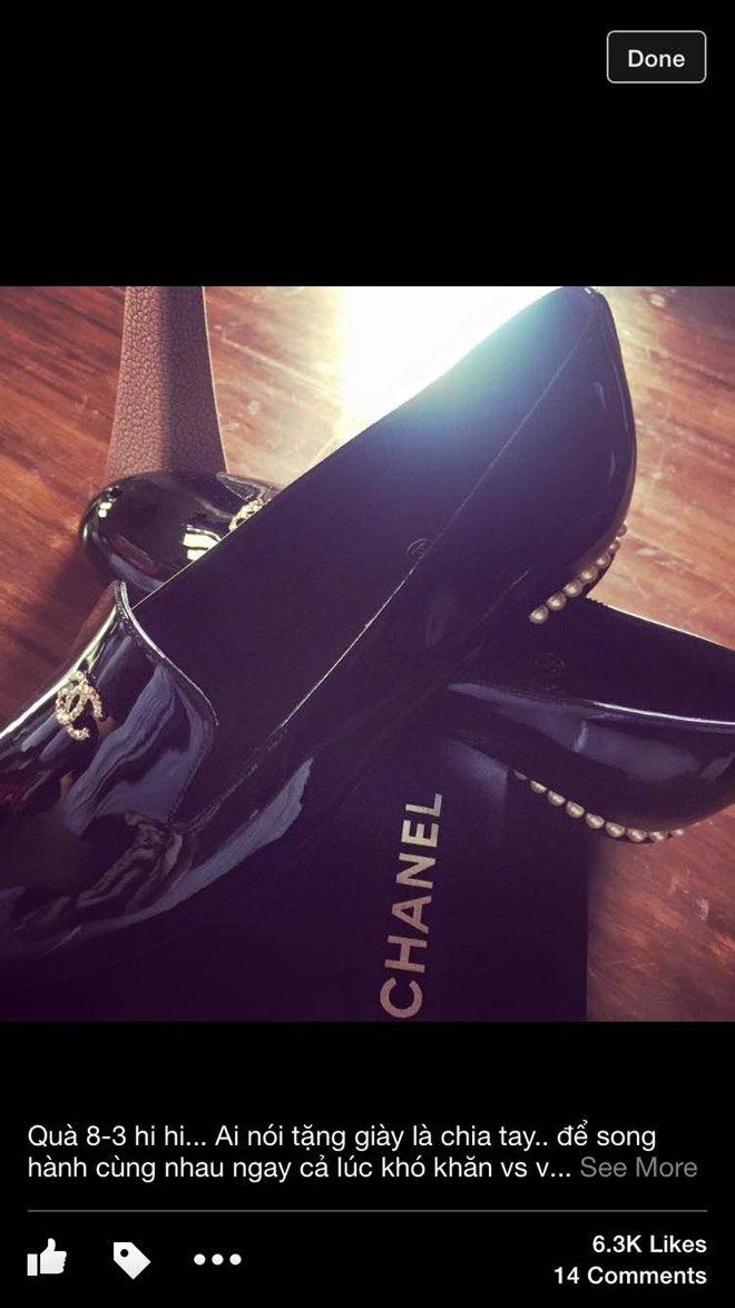 Đôi giày Chanel đế đính ngọc trai tinh tế.