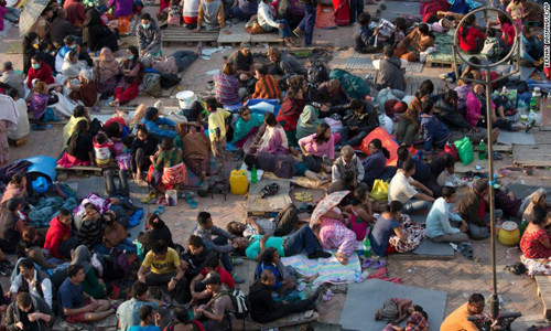 Người dân nằm la liệt ở những khoảng trống rộng sau động đất ở Kathmandu. Ảnh: AP. 8-8679-1430133657.jpg