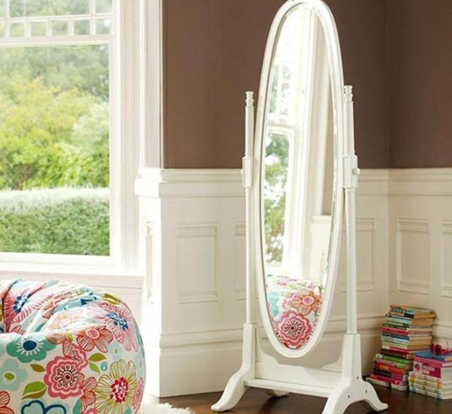 Lau gương sạch bóng: Cắt khoai tây thành 1 khoanh dày, chà xát lên mặt gương, sau đó lấy giấy báo đã vờ nát lau lên, mặt gương sẽ sạch sẽ, sáng bóng cho bạn thoải mái làm đẹp. Tuyệt chiêu dọn dẹp nhà cửa trước Tết