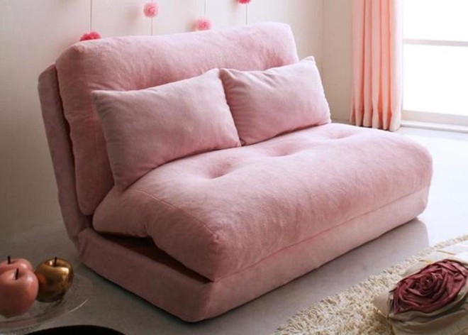 Làm sạch sofa bằng vải: Với sofa có lớp bọc làm bằng vải hoặc nhung, bạn hãy pha loãng cồn với nước, sử dụng một bàn chải nhúng vào nước cồn sau đó chải đều lên bề mặt ghế sofa. Mặt vải của ghế bị ướt, bạn sử dụng máy sấy tóc sẽ giúp làm khô nhanh hơn. Nếu có nước trái cây dính lên mặt vải, bạn lấy ít soda pha với nước rồi chà lên vết bẩn sẽ làm sạch vết bẩn dễ dàng. Tuyệt chiêu dọn dẹp nhà cửa trước Tết