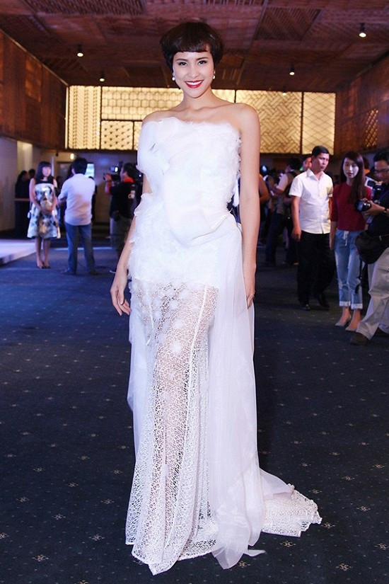 Một cách kết hợp rối mắt giữa ren và lông chim của Phương Mai cho trang phục dạ hội. Những bộ cánh khiến Phương Mai mất điểm