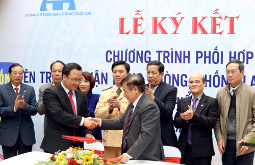 Đại diện Ủy ban An toàn giao thông quốc gia và Hiệp hội Bia rượu nước giải khát Việt Nam ký kết chương trình phối hợp. Ảnh: Bá Đô atgt.jpg