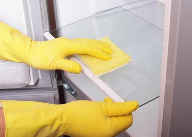 Làm sạch tủ lạnh: Tủ lạnh do cơ chế hoạt động mà sau một thời gian sử dụng sẽ có những mùi hôi gây khó chịu cho người dùng, để khử mùi bạn sử dụng vài lát chanh hoặc miếng bánh mì, đặt vào tủ sẽ làm các mùi này biến mất. Để làm sạch các vết bẩn trong tủ lạnh, bạn dùng khăn mềm lau chùi, với các vết bẩn ở các khe, kẽ hở nhỏ khó làm sạch bạn sử dụng một chiếc bàn chải đánh răng sẽ dễ dàng hơn. Tuyệt chiêu dọn dẹp nhà cửa trước Tết