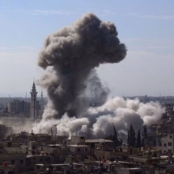 Khói bốc lên sau một đợt không kích của Jordan nhằm vào các mục tiêu của IS trong ngày 6/2. Ảnh: 