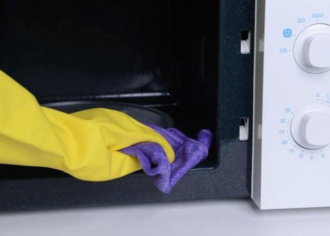 Làm sạch lò vi sóng: Lò vi sóng sử dụng lâu sẽ có thức ăn, vết bẩn bám vào thành và các mặt của lò. Để làm sạch bạn cho giấm, nước vào một chén dùng được trong lò vi sóng. Đặt chén vào trong lò, chỉnh nhiệt độ lò ở mức nóng cao, để vậy trong khoảng 5 phút. Tuyệt chiêu dọn dẹp nhà cửa trước Tết