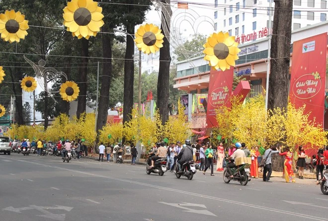 Sài Gòn tràn ngập sắc xuân cùng mai, đào