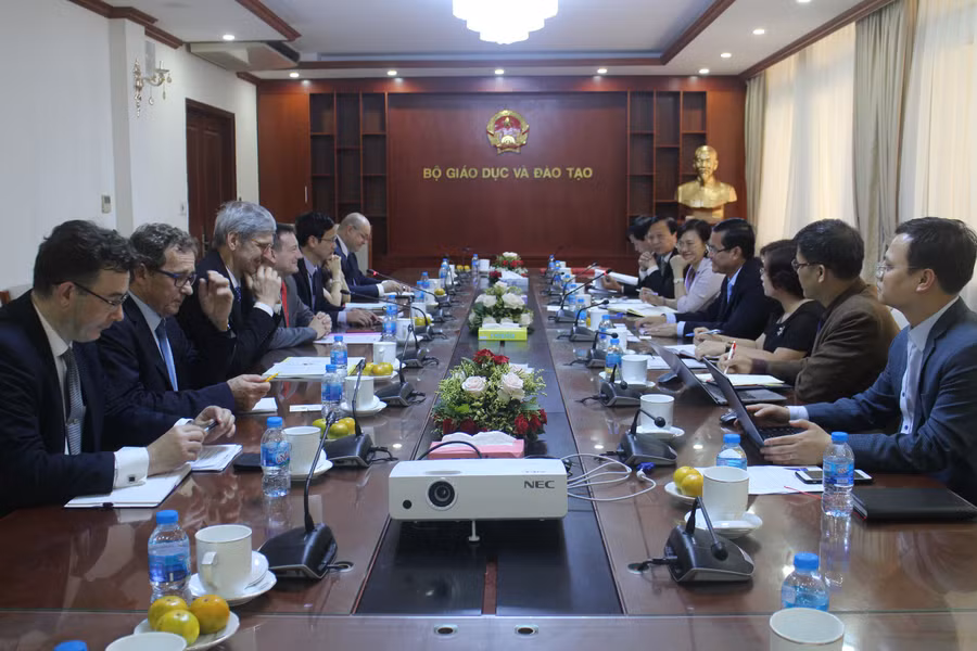 Thứ trưởng Nguyễn Văn Phúc và lãnh đạo các Cục Vụ chức năng của Bộ GD&ĐT tiếp ngài Đại sứ cộng hòa Pháp cùng đại diện cơ quan quản lý đào tạo đại học của Pháp. (ảnh: Thanh Tuấn)