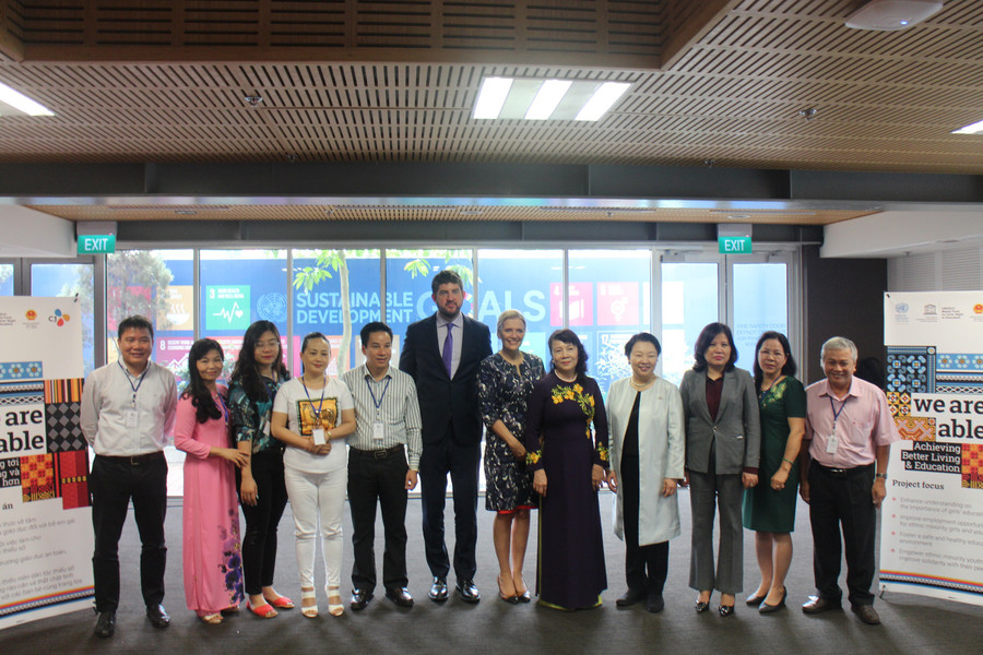 Đại diện UNESCO, Bộ GD&ĐT, cùng các cơ quan chức năng liên quan đồng quan điểm trong việc hướng tới mức sống và giáo dục tốt hơn, nhằm nâng cao tiếng nói của trẻ em và phụ nữ dân tộc thiểu số. (ảnh: Thanh Tuấn)