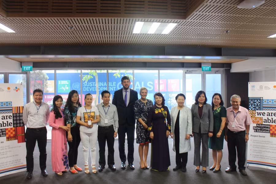 Đại diện UNESCO, Bộ GD&ĐT, cùng các cơ quan chức năng liên quan đồng quan điểm trong việc hướng tới mức sống và giáo dục tốt hơn, nhằm nâng cao tiếng nói của trẻ em và phụ nữ dân tộc thiểu số. (ảnh: Thanh Tuấn) Đại diện UNESCO, Bộ GD&ĐT, cùng các cơ quan chức năng liên quan đồng quan điểm trong việc hướng tới mức sống và giáo dục tốt hơn, nhằm nâng cao tiếng nói của trẻ em và phụ nữ dân tộc thiểu số. (ảnh: Thanh Tuấn)