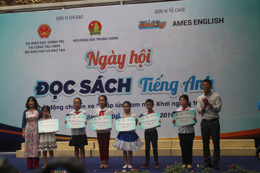 Học sinh của một số trường tiểu học tại Hà Nội nhận học bổng tiếng Anh tại Lễ phát động “Ngày hội đọc sách tiếng Anh”. (ảnh: Thanh Tuấn).