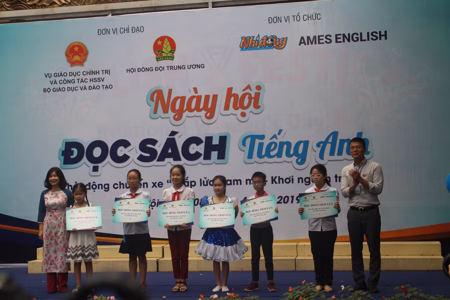 Học sinh của một số trường tiểu học tại Hà Nội nhận học bổng tiếng Anh tại Lễ phát động “Ngày hội đọc sách tiếng Anh”. (ảnh: Thanh Tuấn).