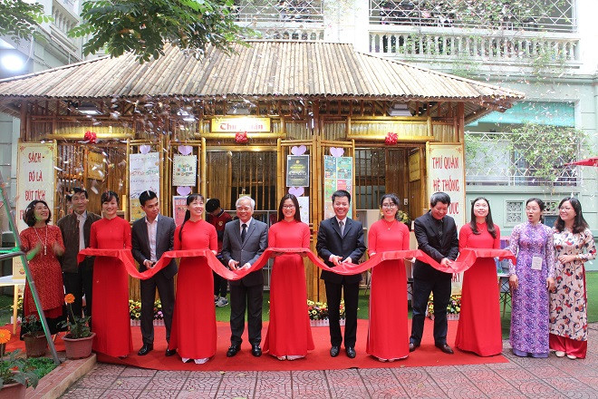 Khánh thành "Thư quán" dành cho học sinh ngay trong sân trường. Ảnh: Thanh Thảo