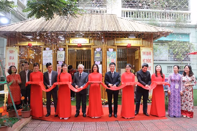 Khánh thành "Thư quán" dành cho học sinh ngay trong sân trường. Ảnh: Thanh Thảo