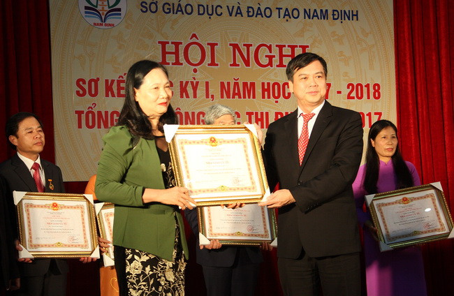 Ông Trần Lê Đoài trao tặng danh hiệu NGƯT cho các nhà giáo được phong tặng Ông Trần Lê Đoài trao tặng danh hiệu NGƯT cho các nhà giáo được phong tặng