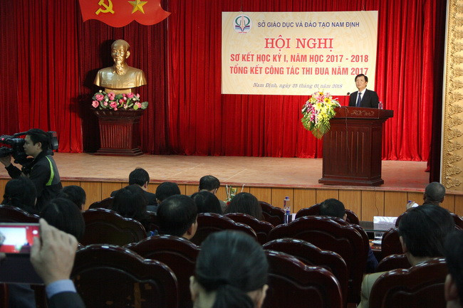 Ông Cao Xuân Hùng trình bày báo cáo tại hội nghi sơ kết học kỳ I Ông Cao Xuân Hùng trình bày báo cáo tại hội nghi sơ kết học kỳ I