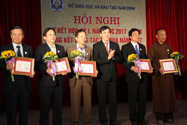 Ông Trần Lê Đoài đã trao tặng Kỉ niệm chương "Vì sự nghiệp Giáo dục" cho các cá nhân Ông Trần Lê Đoài đã trao tặng Kỉ niệm chương "Vì sự nghiệp Giáo dục" cho các cá nhân