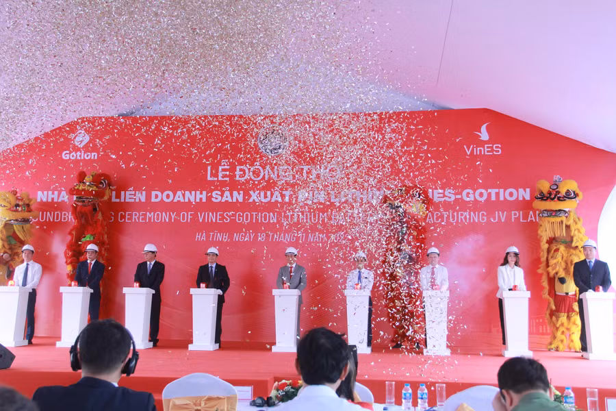 Các đại biểu ấn nút khởi động dự án.