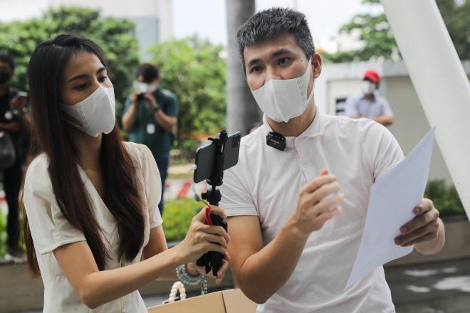 Ca sĩ Thủy Tiên và cầu thủ Công Vinh từng đưa ra nhiều bằng chứng để chứng minh trong sạch trong từ thiện.