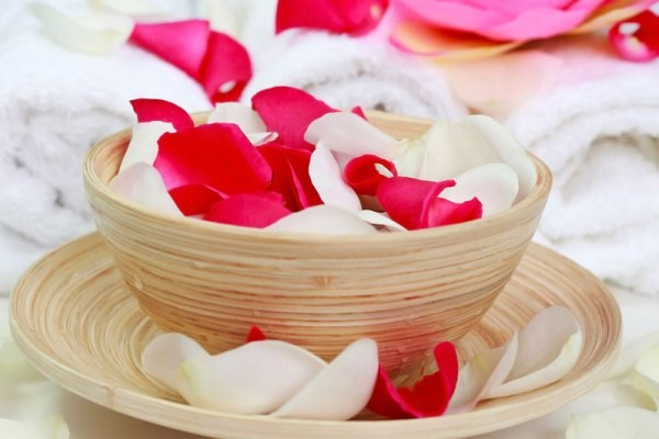 Cánh hoa hồng rất giàu vitamin C nên có tác dụng như kem chống nắng rất hiệu quả. 7 công dụng làm đẹp của cánh hoa hồng