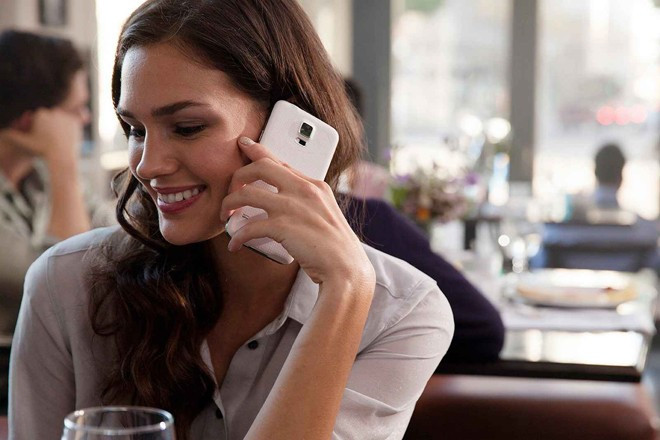 Da nổi mụn, nhiều nếp nhăn vì điện thoại di động