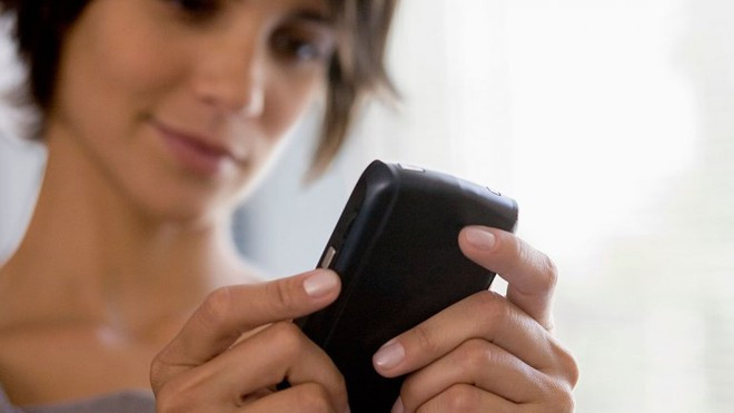 Da nổi mụn, nhiều nếp nhăn vì điện thoại di động