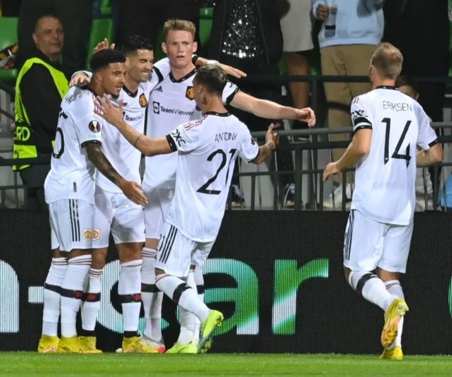 Đồng đội chia vui với Ronaldo có bàn thắng thứ 699 trong màu áo các Câu lạc bộ. Đồng đội chia vui với Ronaldo có bàn thắng thứ 699 trong màu áo các Câu lạc bộ.