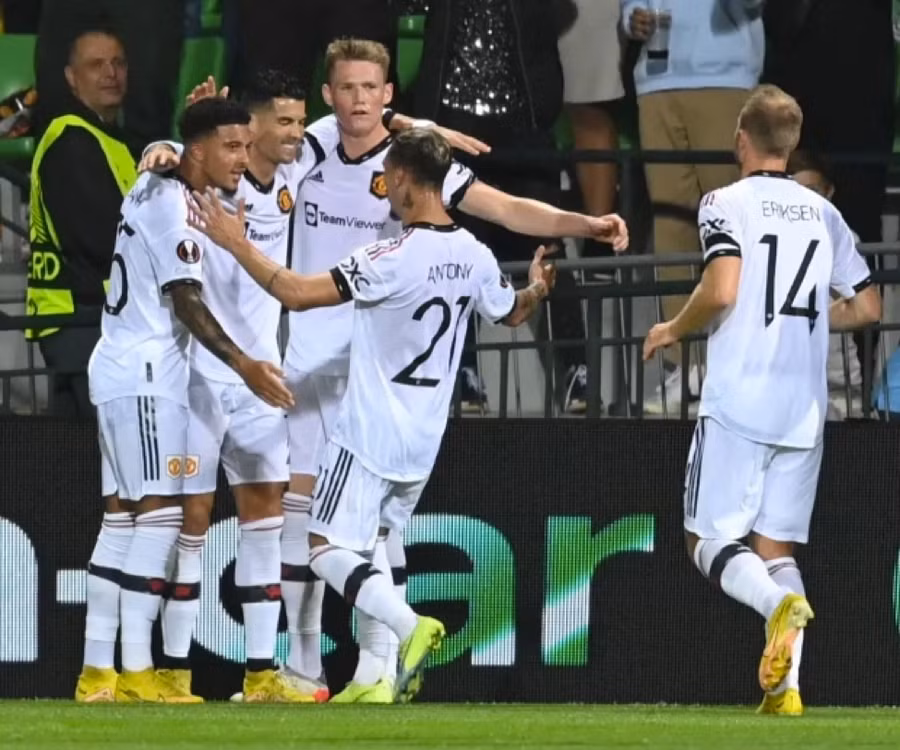 Đồng đội chia vui với Ronaldo có bàn thắng thứ 699 trong màu áo các Câu lạc bộ.