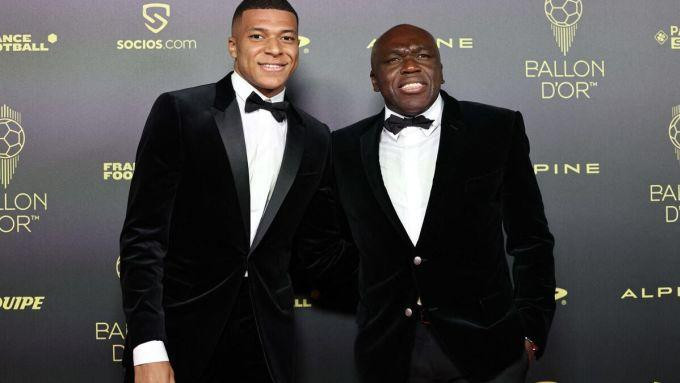 Kylian Mbappe và bố ruột dự lễ trao Quả bóng Vàng 2022.