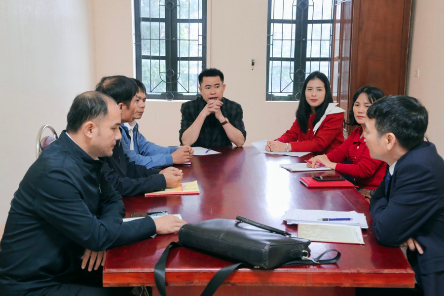 Thầy Tần luôn chia sẻ kinh nghiệm với đồng nghiệp tại các buổi sinh hoạt tổ chuyên môn.