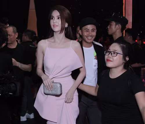 ngoc trinh nhay mua khoe body 