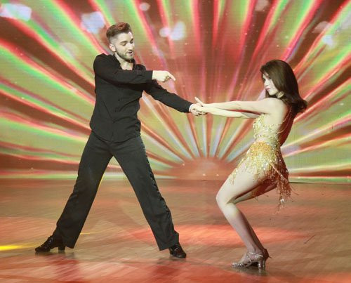 Ngọc Trinh nhảy múa khoe body  ngoc trinh nhay mua khoe body