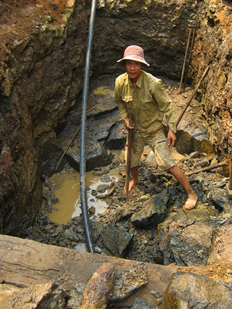 Nắng nóng kéo dài đã khiến hàng chục ngàn hộ dân thiếu nước sinh hoạt.