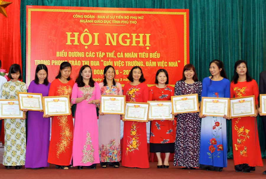 Bà Nguyễn Thị Thu Huyền trao tặng Giấy khen cho các nhà giáo đạt danh hiệu "Giỏi việc trường - Đảm việc nhà"