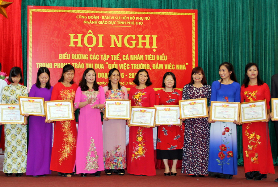 Bà Nguyễn Thị Thu Huyền trao tặng Giấy khen cho các nhà giáo đạt danh hiệu "Giỏi việc trường - Đảm việc nhà" Bà Nguyễn Thị Thu Huyền trao tặng Giấy khen cho các nhà giáo đạt danh hiệu "Giỏi việc trường - Đảm việc nhà"